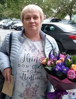 Букет из роз, ирисов и вероники